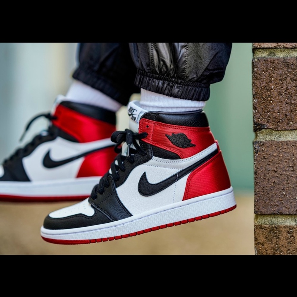 (ISO/TRADE) Jordan 1 Satin Black Toe